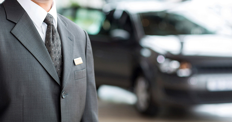 Occasion Kadri advisor in front of a pre-owned vehicle.