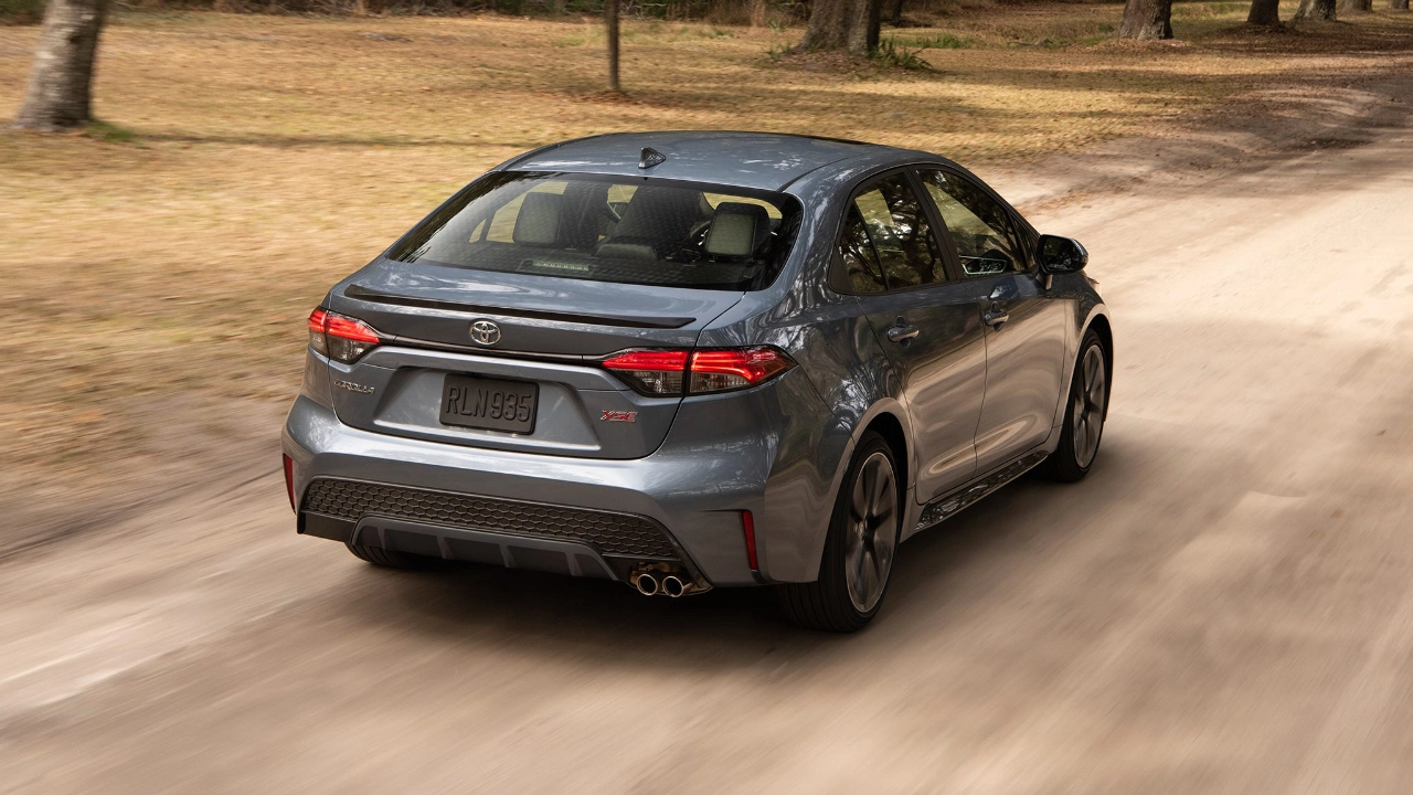 vue latérale arrière d'un Toyota Corolla 2020